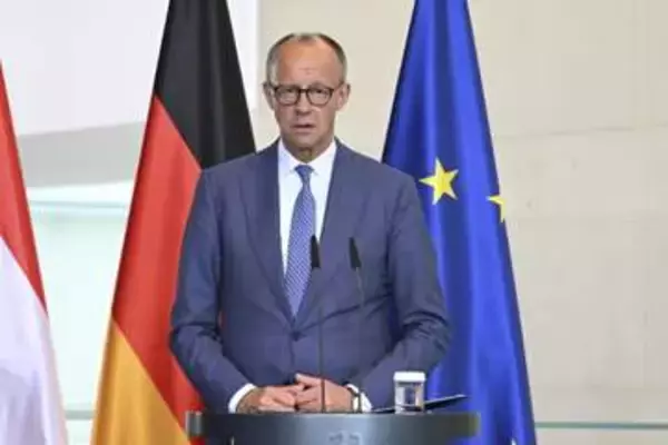 ドイツ首相、右派伸長に警告　「ナチス時代に逆戻り」