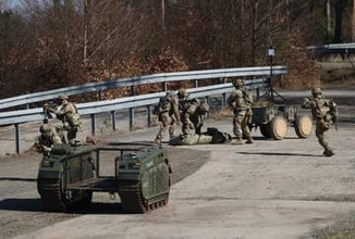 在欧米軍2万5千人削減か　政権、態勢見直しで検討