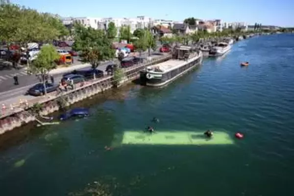 パリ近郊のセーヌ川にバス転落　完全に水没、4人救助