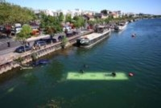 パリ近郊のセーヌ川にバス転落　完全に水没、4人救助