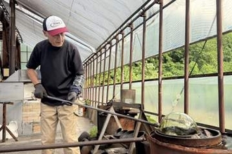 全国唯一の漁業用ガラス浮き玉製造所　小樽で家業再建、4代目「火絶やさぬ」