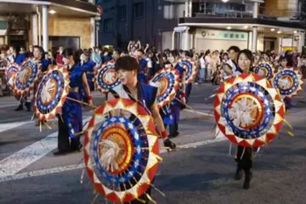 鈴の音響く、鳥取で一斉傘踊り　山陰の夏彩る「しゃんしゃん祭」