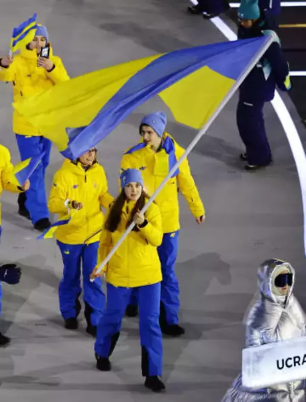 戦場の父が誇りに思う姿見せたい　青と黄の国旗、高く掲げた旗手