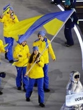 戦場の父が誇りに思う姿見せたい　青と黄の国旗、高く掲げた旗手