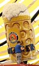 ドイツ伝統のビール祭り開幕　価格上昇「不相応に高い」