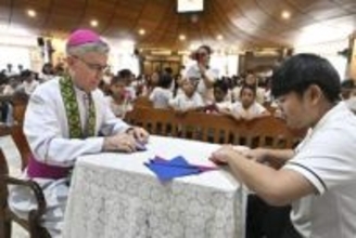 平和の折り鶴「ローマ教皇に」　マニラの教会で式典