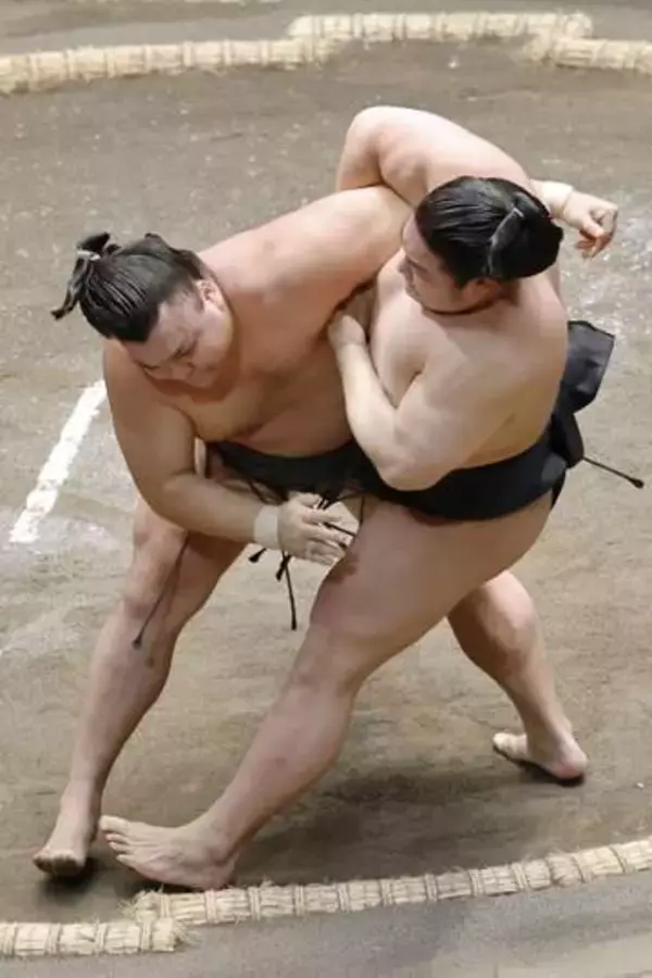 大関・霧島、勝ち越しで単独首位　琴桜7敗目、2敗に若隆景ら5人