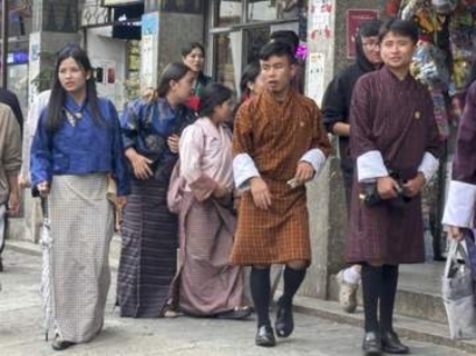 1日わずか2センチ、手織りの伝統紡ぐ　ブータンの民族衣装「ゴ」と「キラ」