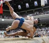 「霧島が11勝目で単独首位に　1差に若隆景ら3人」の画像1