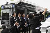 「国交相、自動運転車両集めて視察　「総力を挙げ実現に取り組む」」の画像1