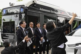 国交相、自動運転車両集めて視察　「総力を挙げ実現に取り組む」