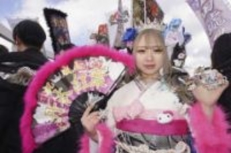 ど派手衣装で二十歳祝い　北九州市の式典会場周辺