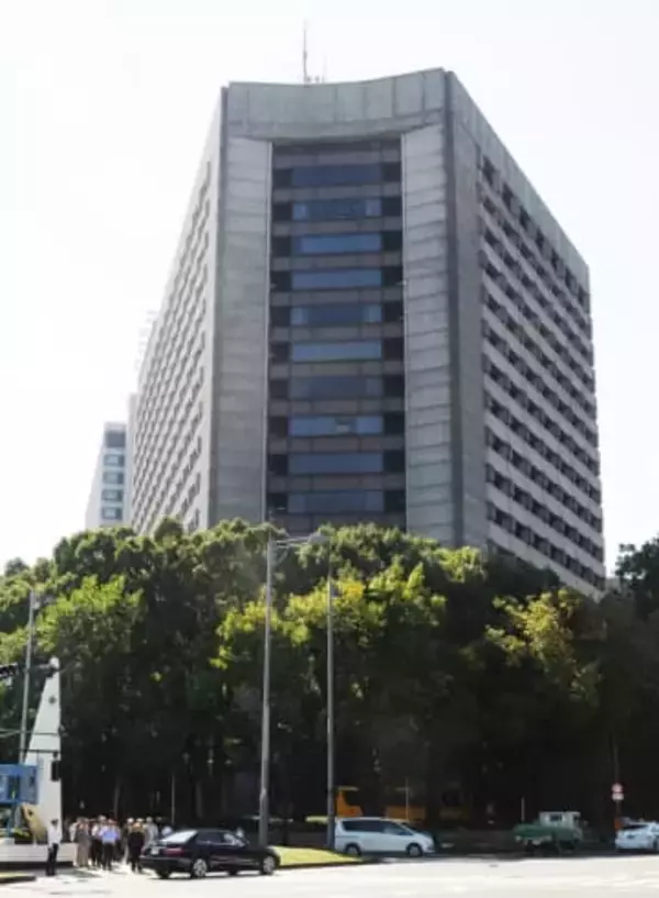 ヘリ販売預託疑い3人逮捕　10億円集金か、警視庁