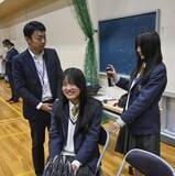 「ヘルメットでも髪形キープ　着用へ高校生にこつ伝授」の画像1