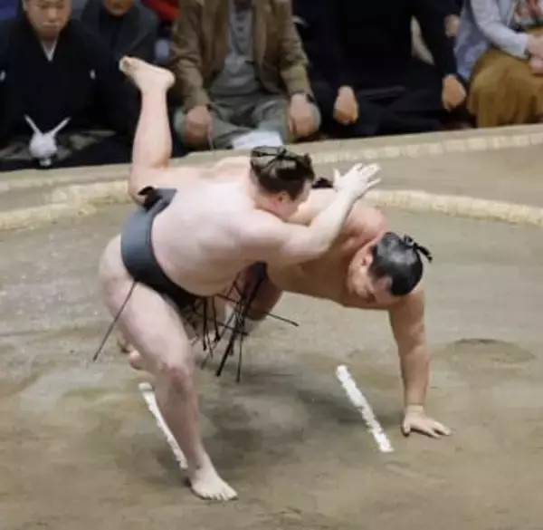 安青錦、豊昇龍を破り首位守る　1差で霧島と熱海富士が追う