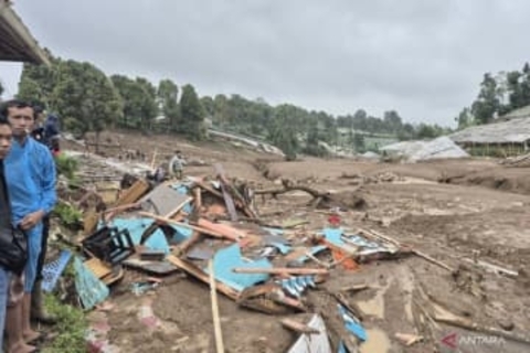 豪雨で土砂崩れ、7人死亡　80人超不明、インドネシア