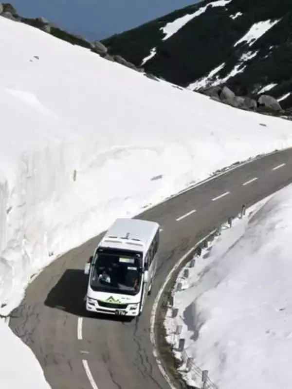 岐阜の乗鞍スカイライン開通　残雪の大自然「爽快な気分」