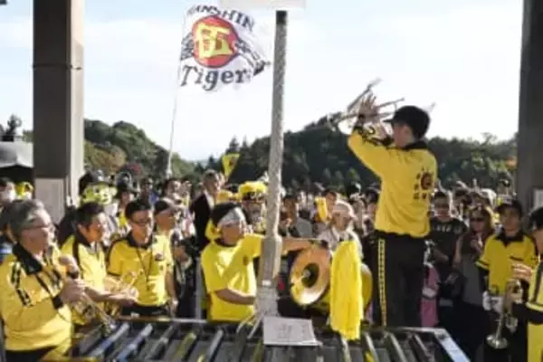 本堂に響く「六甲おろし」　奈良の寺に虎党300人集う