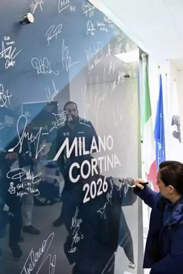 「五輪休戦」願う壁を設置　IOC会長らがサイン