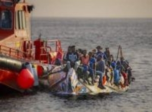 スペイン不法移民50万人合法化　首相「正義の行為」、欧米に一線