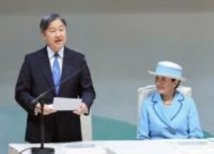 両陛下、海づくり大会出席　三重、漁港で稚魚放流