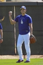 大谷は遠投、岡本は紅白戦で安打　WBC組、キャンプ地で合流