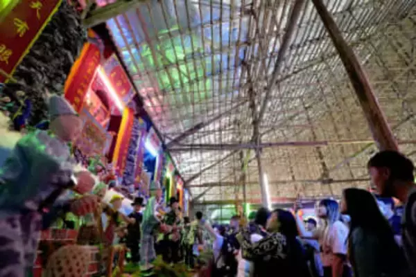 香港巨大竹祭壇、火災悼む　3万本使用、ギネス記録