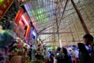 香港巨大竹祭壇、火災悼む　3万本使用、ギネス記録