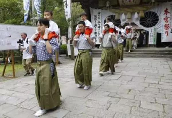 熊野古道で稚児行列　成長願い「湯登神事」