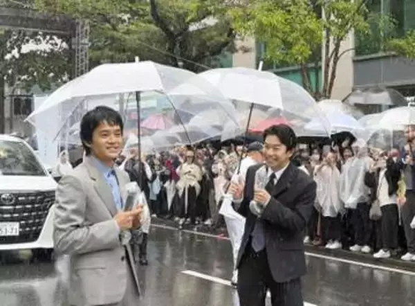 博多どんたくに「豊臣兄弟！」　雨に負けず笑顔でパレード