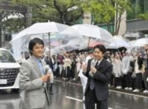 博多どんたくに「豊臣兄弟！」　雨に負けず笑顔でパレード