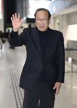 北川進特別教授「期待いっぱい」　ノーベル賞、授賞式へ出発