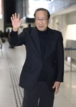 北川進特別教授「期待いっぱい」　ノーベル賞、授賞式へ出発