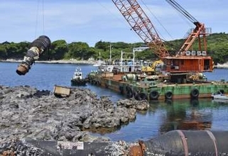 石川県、漂着巨大ホース撤去開始　志賀町の海岸