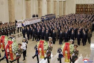 金正恩氏が太陽宮殿訪問　祖父死去32年、表現変更も