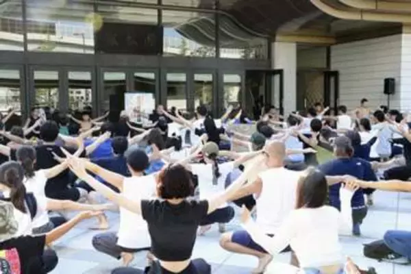 夏恒例、相撲健康体操が最終日　朝から熱気、約400人集まる
