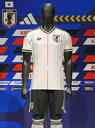 日本代表の新ユニホーム発表　サッカー、アウェー用