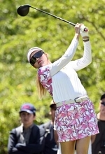 桑木志帆が首位浮上　女子ゴルフ第2日