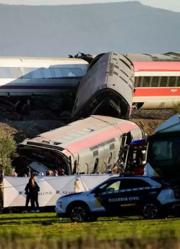 スペイン列車事故、死者68人に　乗客名簿に日本人2人