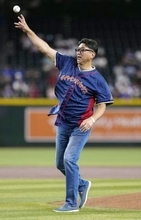 大リーグ、斎藤隆さんが始球式　大谷が先発登板の試合