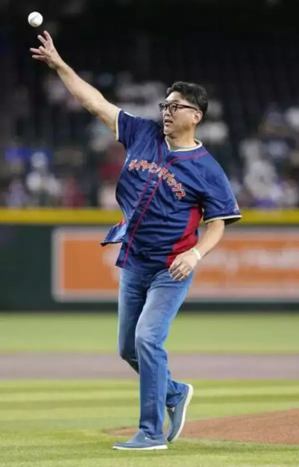 大リーグ、斎藤隆さんが始球式　大谷が先発登板の試合