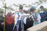 「霧雨の大山で夏山開き、鳥取　安全願う「山頂祭」、80回目」の画像1