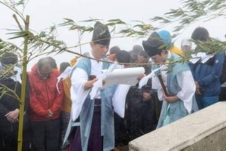 霧雨の大山で夏山開き、鳥取　安全願う「山頂祭」、80回目