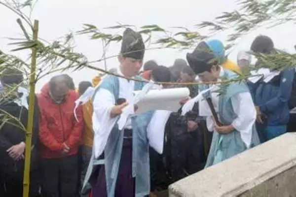 霧雨の大山で夏山開き、鳥取　安全願う「山頂祭」、80回目