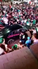 サッカーファン群衆に車突っ込む　W杯メキシコ代表の勝利祝う