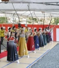 京都・三十三間堂で「通し矢」　20歳の男女が弓の腕前競う