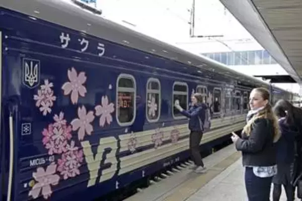 ウクライナ鉄道に桜列車　日本協力、花びらイラスト