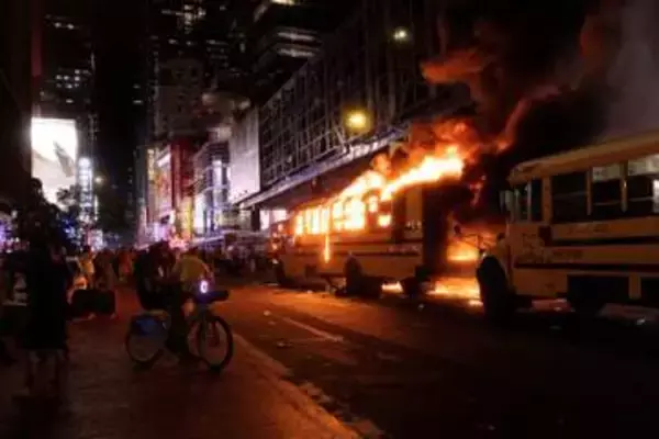 NBAファン暴徒化で63人逮捕　ニックス優勝のNY