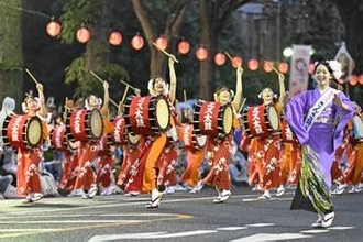 「盛岡さんさ踊り」華やかに開幕　笛の音合わせ舞う