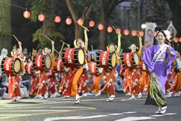 「盛岡さんさ踊り」華やかに開幕　笛の音合わせ舞う